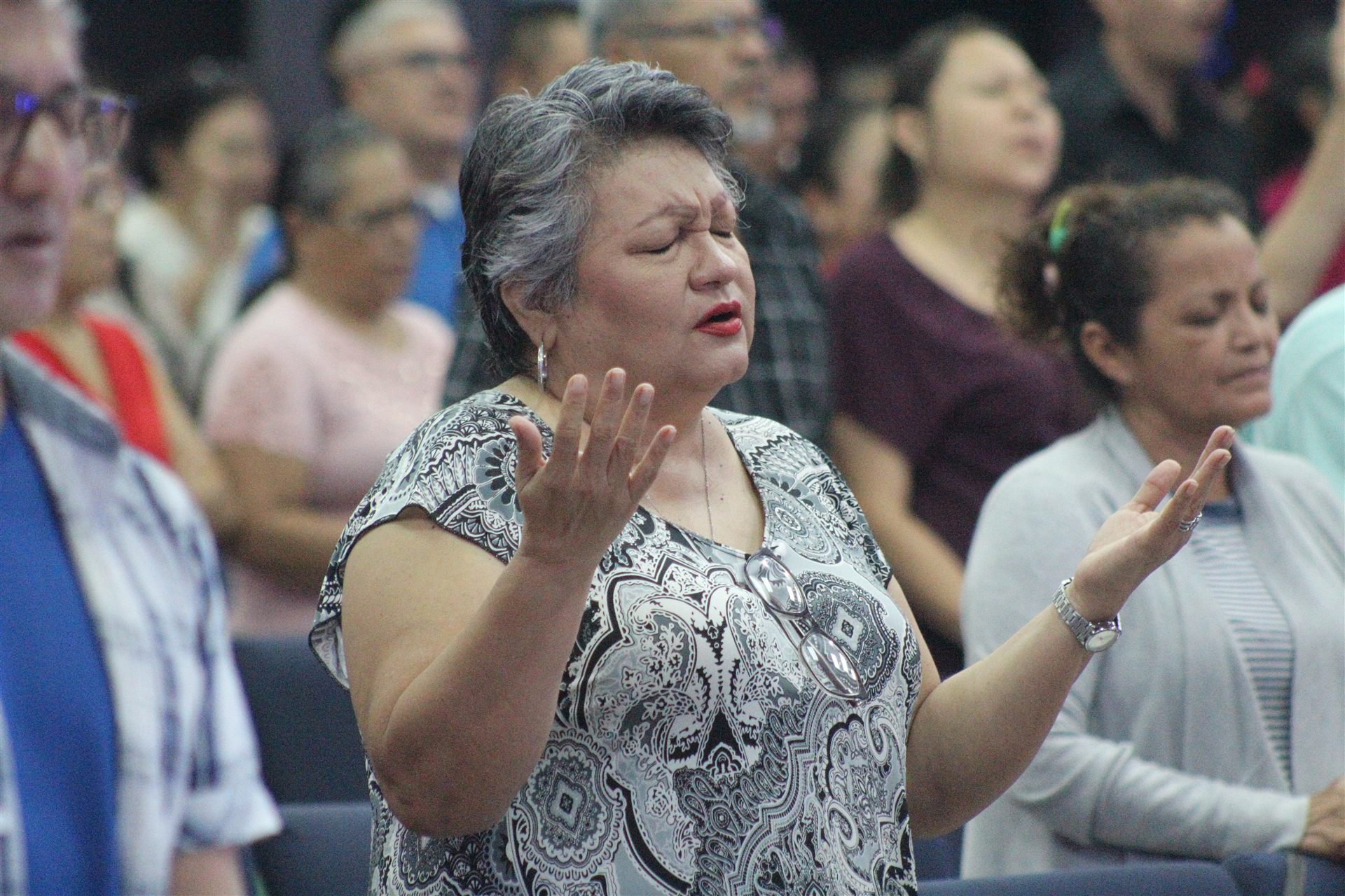 Momento de oración durante un culto