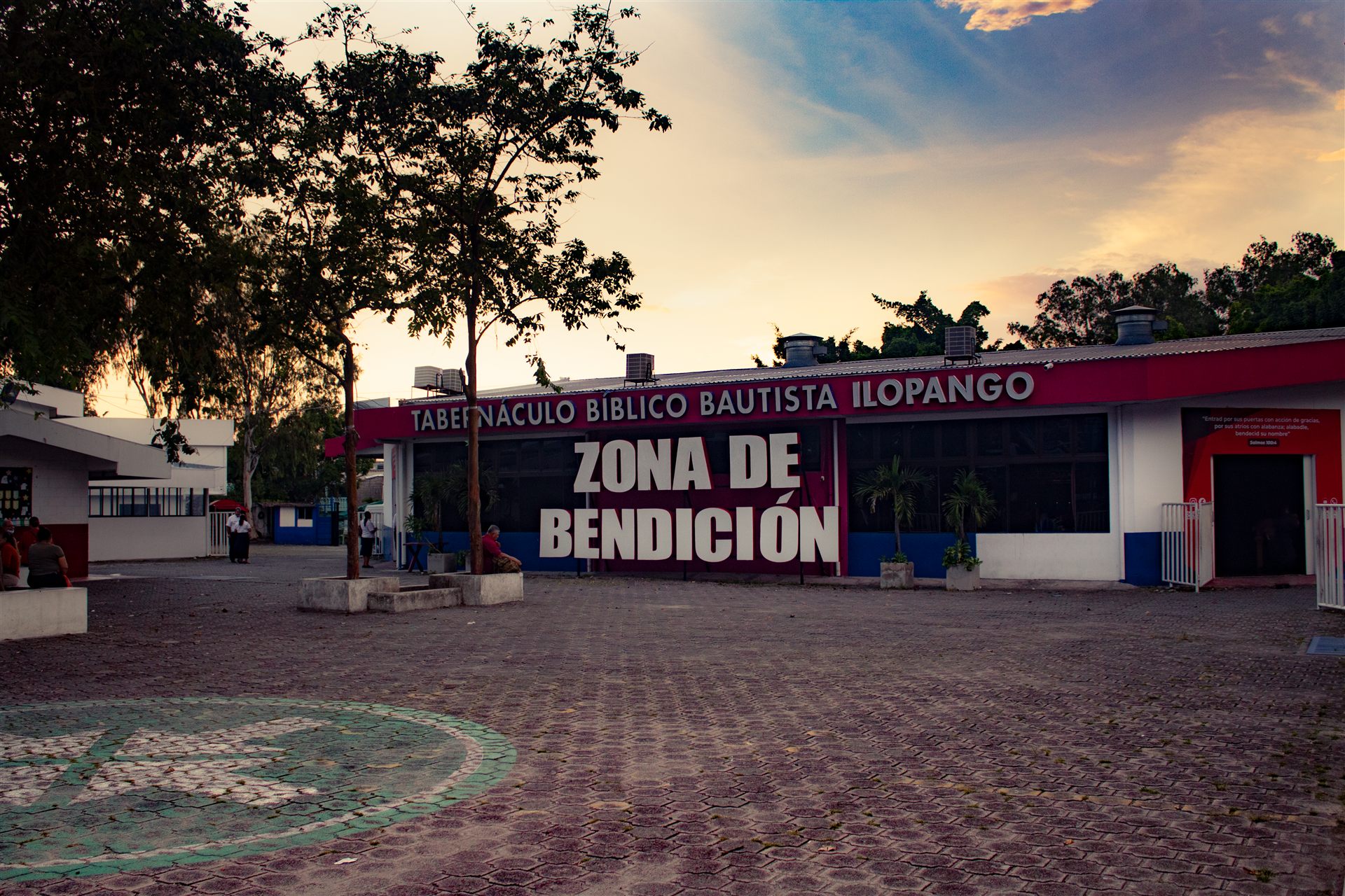 Fachada y patio de Tabernáculo de Ilopango al atardecer