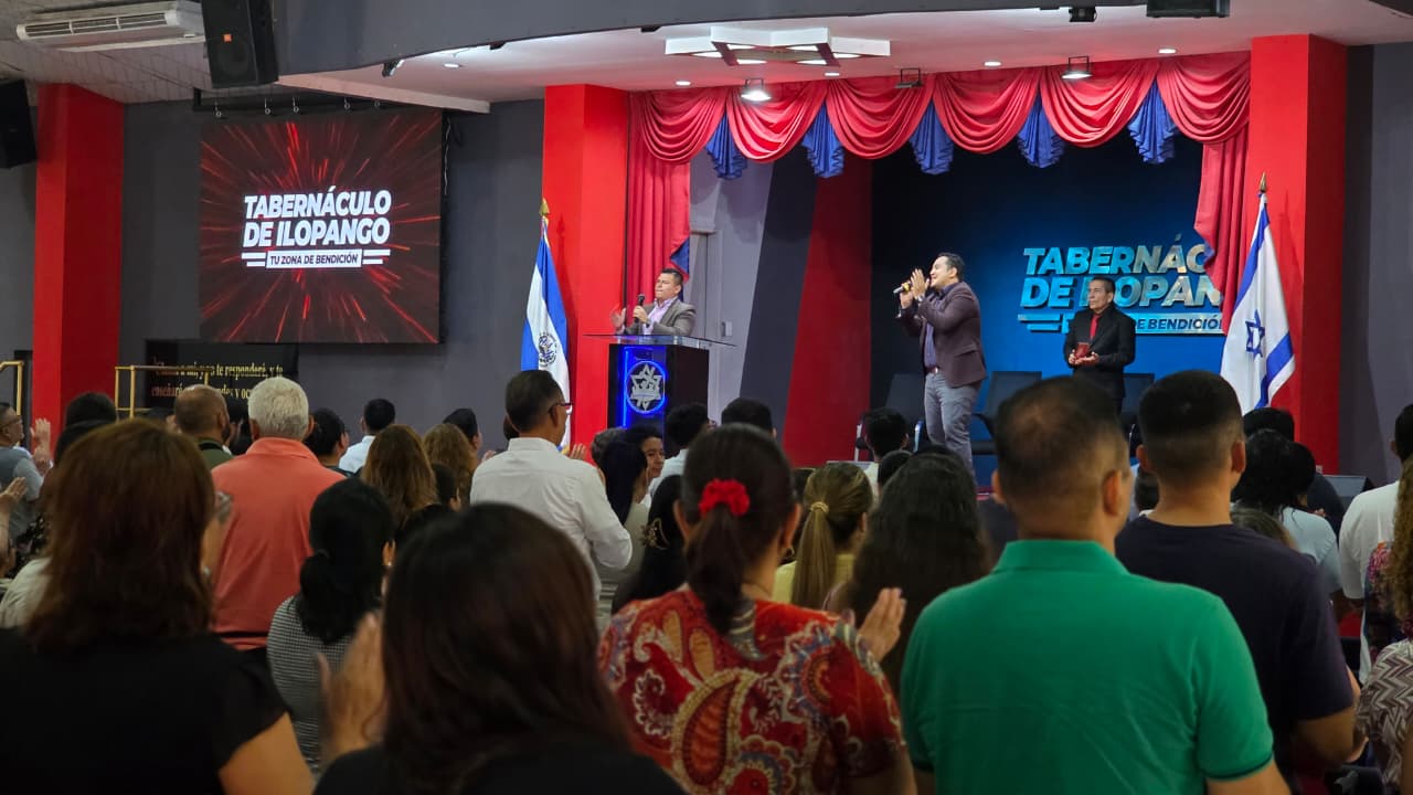 Comunidad reunida en oración
